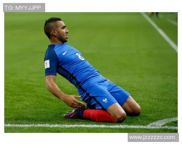 足坛巨星赛场外私生活曝光抽烟举动引发球迷热议与广泛讨论